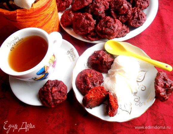 Я специально не стала завуалировать пудрой,чтобы не закрывать красивейший цвет печенья...,просто достала пломбир,который у нас всегда припрятан на случай "умереть,как хочется мороженого!!!" и подала пару шариков вместе с тёплым печеньем к чаю...