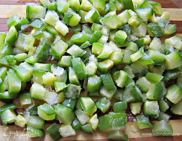 Кабачки нарезать на небольшие кубики, добавить к обжаренному луку с морковью. Закрыть сковороду крышкой и тушить на медленном огне около 15 мин до размягчения кабачков.