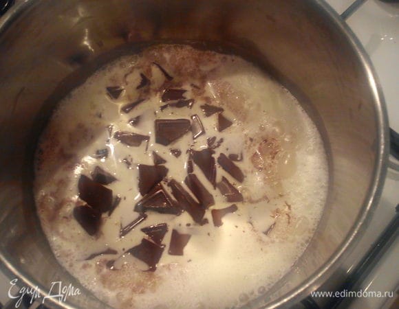 Приступаем к приготовлению ганаша. Сливки и молоко смешать и довести до кипения. Всыпать мелко порезанный шоколад. Через 30 секунд перемешать и добавить мягкое слиочное масло. Еще раз хорошо перемешать.