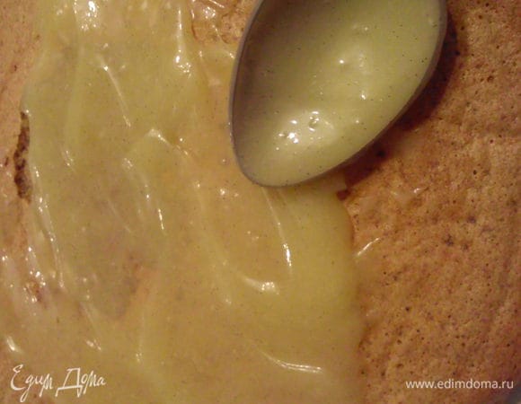 Начинаем сборку торта. Нижний корж смазать кремом. 