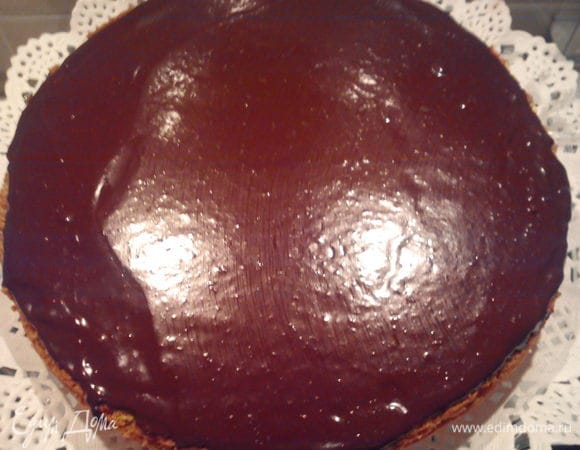 Положить на него второй корж и равномерно нанести ганаш.