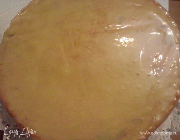 Уложить еще два коржа, смазывая их кремом. Поставить торт на 2 часа в холодильник.