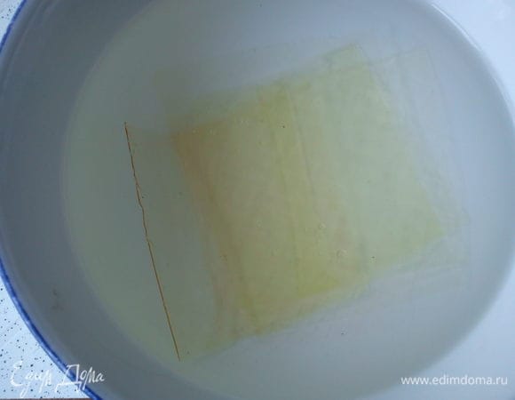 Для приготовления глазури желатин замочить в холодной воде.