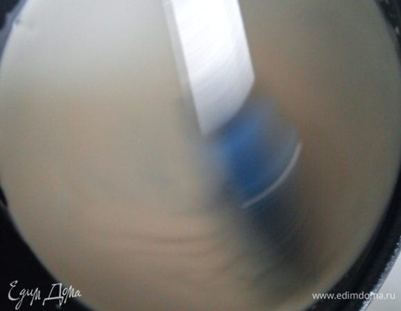  Смешать воду, сливки и сахар. Довести до кипения и всыпать какао, хорошо перемешать. Снять с огня и добавить хорошо отжатый желатин. Осторожно перемешать и процедить через сито. Остудить до 24 градусов (аккуратно размешивать в одну сторону, чтобы не образовывались пузырьки).