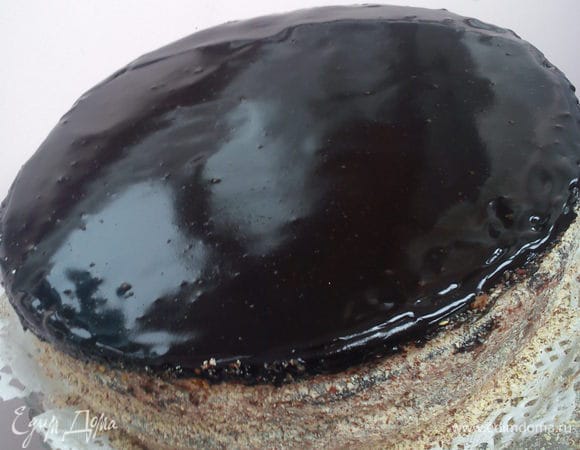 Полить торт глазурью. Я глазурь не размазывала, а просто проворачивала и слегка наклоняла торт.