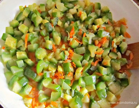 Закрыть сковороду крышкой и тушить на медленном огне около 15 мин. до размягчения кабачков.