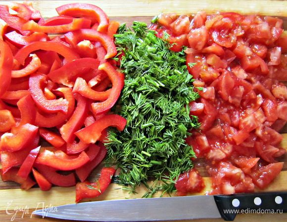 Тем временем перец нарезать соломкой. С помидор снять кожу и нарезать небольшими кусочками. Укроп промыть и мелко нарезать.
