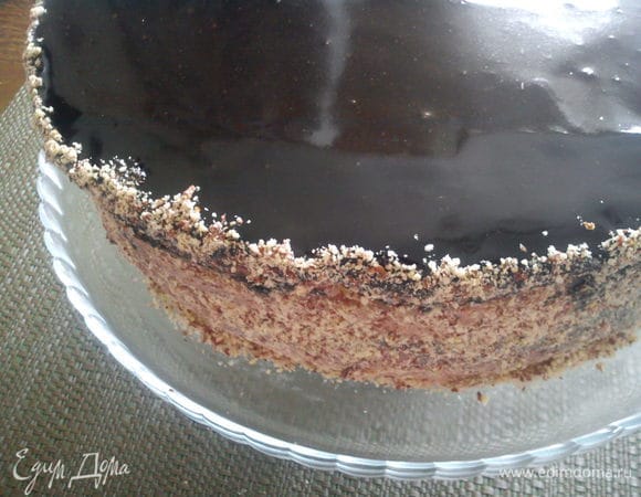 Бока торта я обсыпала миндальной крошкой