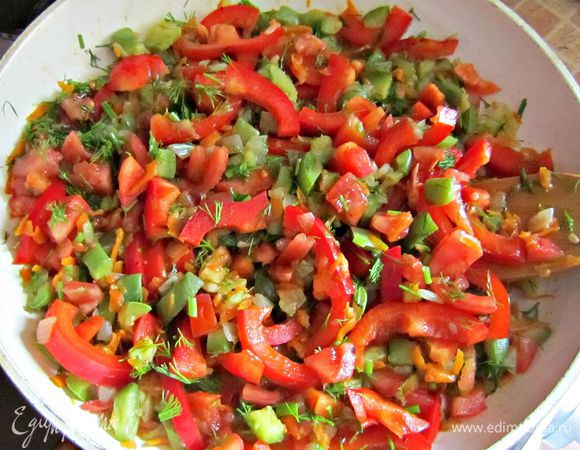 К кабачкам добавить перец, помидоры, зелень, все аккуратно перемешать, посолить, поперчить. Добавить измельчённые 2 зубчика чеснока. Оставить тушиться при закрытой крышке около 15 мин.