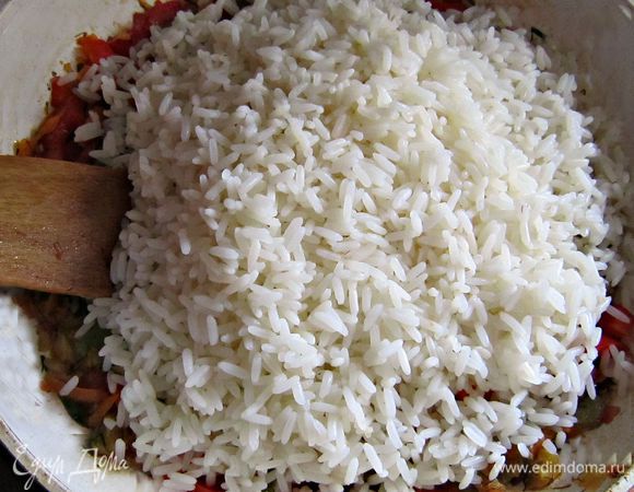 Отварить в подсоленной воде до готовности. Я использовала пропаренный рис, к для плова. Но вы можете использовать и другой, по вашему вкусу. Если у вас дома маленькие дети, то лучше использовать более нежный, круглый, дроблёный рис.
