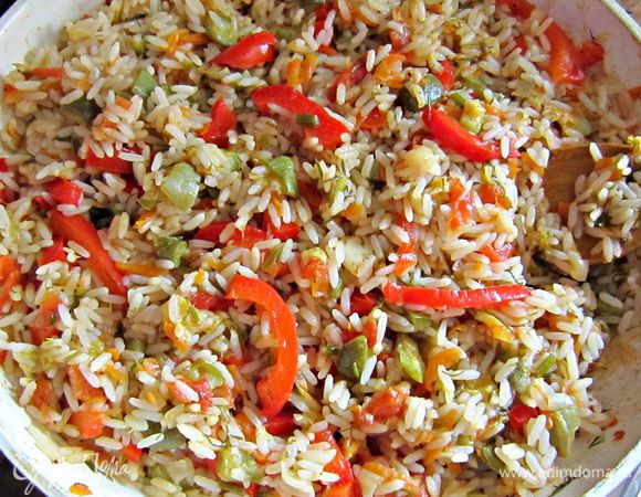 Отваренный рис промыть и добавить к овощам. Всё перемешать и довести до готовности под закрытой крышкой ещё в течение 5 мин.