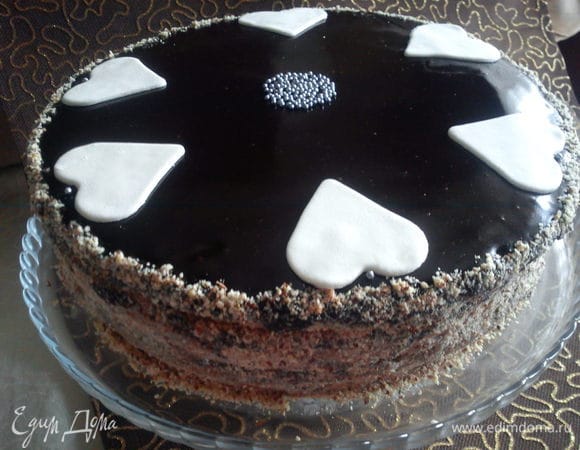 Сверху уложила несколько сердечек из мастики и немного бусинок. Для мастики 100 г маршмеллоу растопить с 1 ст л сливочного масла в микроволновке около 30 секунд. Размешать и всыпать понемногу сахарную пудру, пока смесь станет похожей на пластилин. Сахарной пудры может понадобиться около 200-300 г. Раскатать пласт и вырезать любые фигурки формочкой для печенья. Остаток можно хранить в холодильнике, а при  необходимости разогреть. 