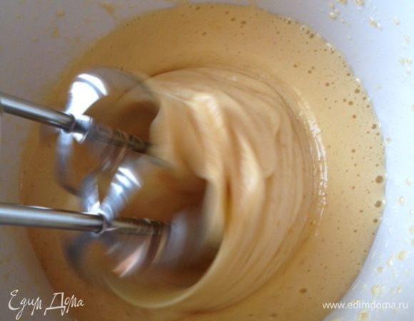Яйца и сахар взбить в легкую пену. 