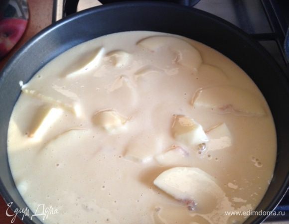 Выливаем на яблоки тесто, оно должно покрыть яблоки. Форму отправляем в заранее разогретую духовку 180 градусов и выпекаем примерно 30 минут (у меня всегда разное время выпекается) до золотистой корочки. 