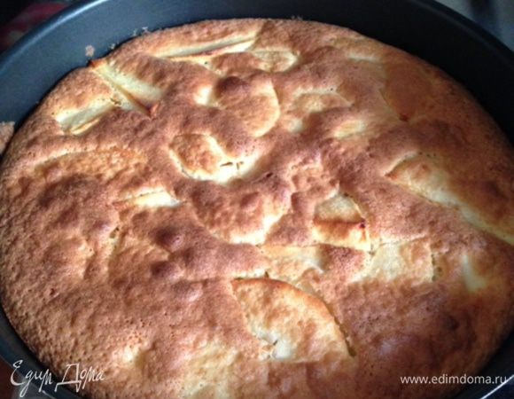 Когда пирог немного остыл, вынимаем его, переворачивая вверх дном. А вот и наша аппетитная карамель с не менее аппетитными яблоками!