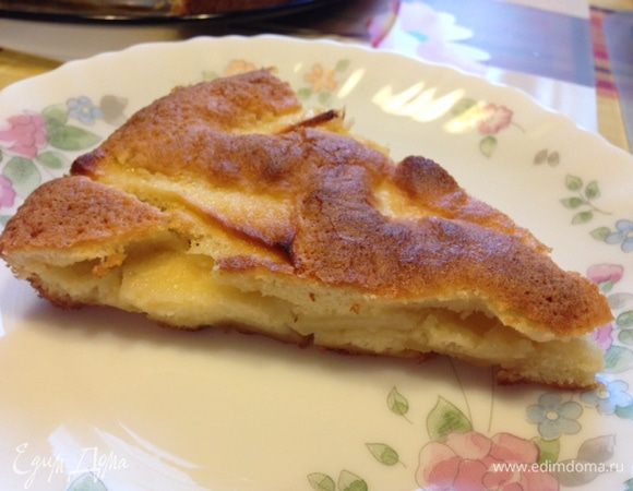 Подавать теплыми. Можно посыпать сверху сахарной пудрой, но я этого делать не стала, он и так вышел очень красивым.