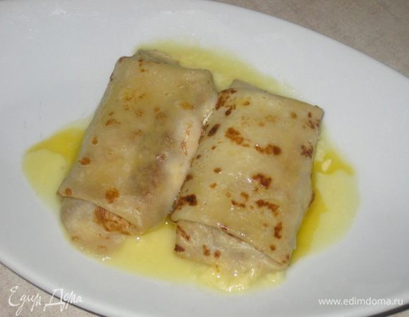 Сборка:

Выкладываем блинчики в глубокую форму слоями и перекладываем каждый слой тонко нарезанным сливочным маслом. Не жалейте маслица! Блинчики от него становятся нежными и сочными. Запекаем в духовке при 200С до золотистой корочки.