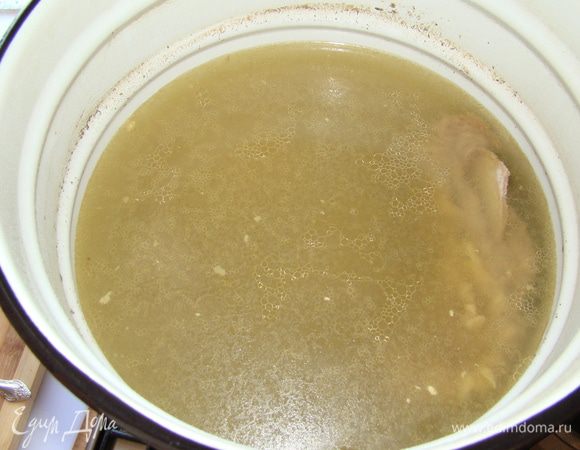 Вкуснее, конечно, варить суп на бульоне, для которого взять мясные свиные и говяжьи косточки, посолить и немного поперчить