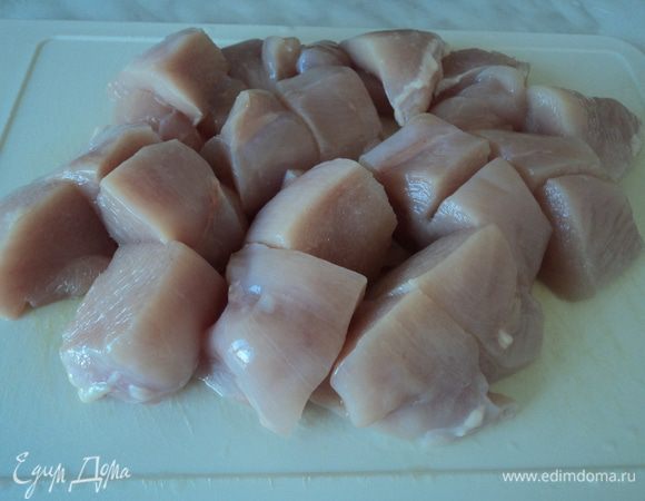 Разогреваем сковороду с небольшим количеством растительного масла. Филе нарезаем небольшими кусочками.