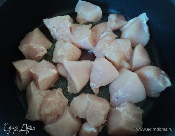 Отправляем филе обжариваться на среднем огне минут 5. Не забываем посолить и поперчить по вкусу.