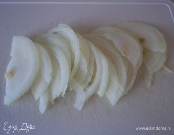 Тем временем нарезаем лук полукольцами.