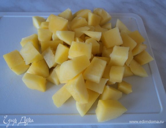 В это время очищаем манго от кожуры и нарезаем небольшими кубиками.