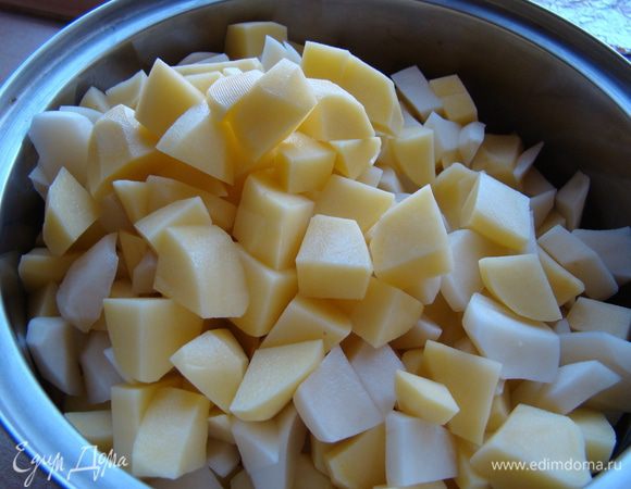 В зеленом борще нет ни круп, ни других овощей, кроме картофеля - это наша основа. Очистить, нарезать кубиками, отправить в кипящий бульон