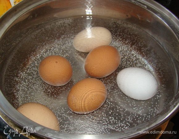 Отдельно отварить яйца, остудить