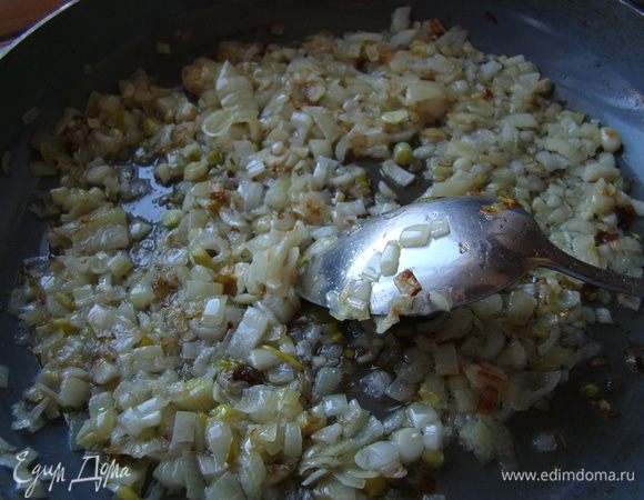 Делаем зажарку. Нарезать мелко лук,обжарить на растительном масле