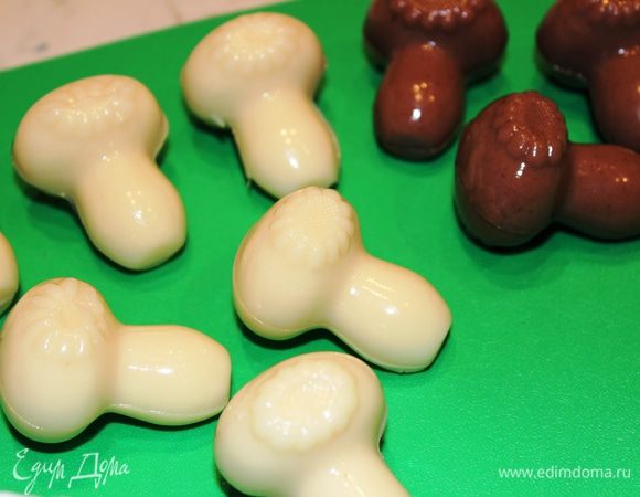 После того, как суфле застынет, аккуратно высвободить половинки из формы и склеить их между собой (можно немного смочить горячей водой, чтобы они хорошо прилипали)