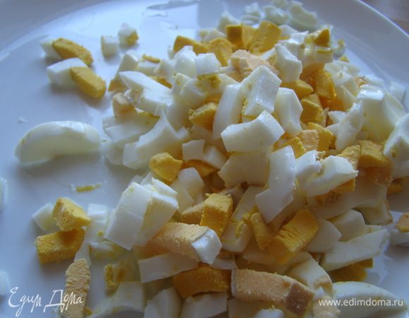 Нарезаем мелко яйца, отправляем в кастрюлю