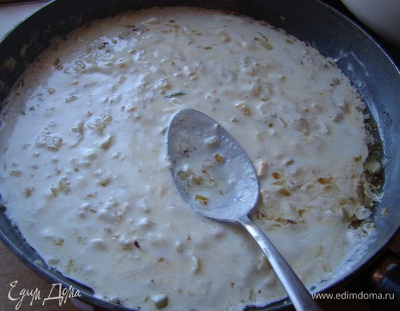 В готовый лук добавляем йогурт (чем кислее, тем лучше), прогреваем, отправляем в кастрюлю