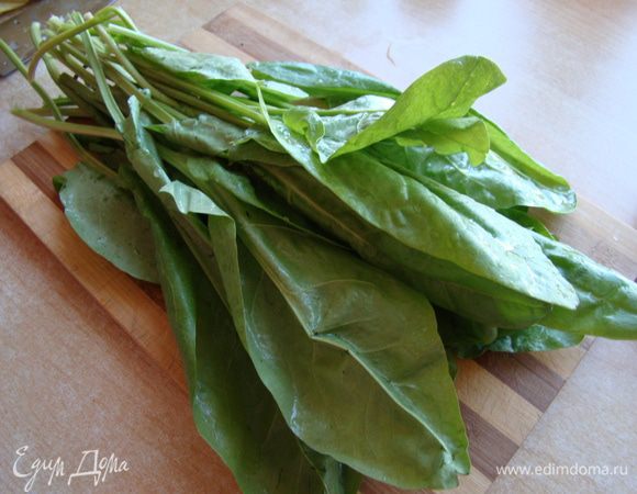 Щавель. Промыть под проточной водой, обсушить. У меня 2 таких пучка, как на картинке