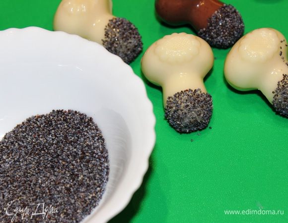 В пиалу насыпать мак и обмакнуть в него ножки грибов