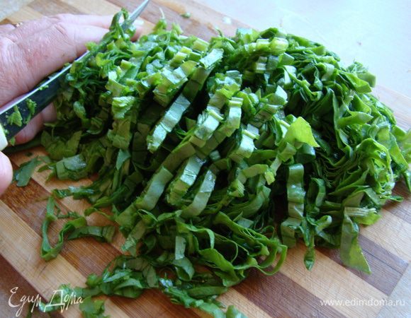 Нарезаем тонкими полосками, отправляем в кастрюлю 