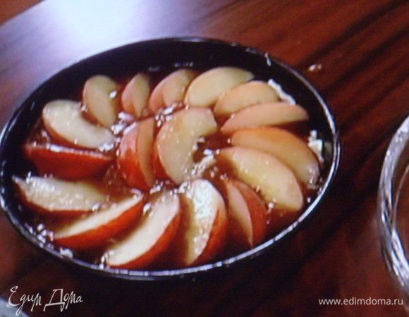 Персики, не снимая кожицы разрезать на дольки и выложить в нахлёст на карамельный слой.