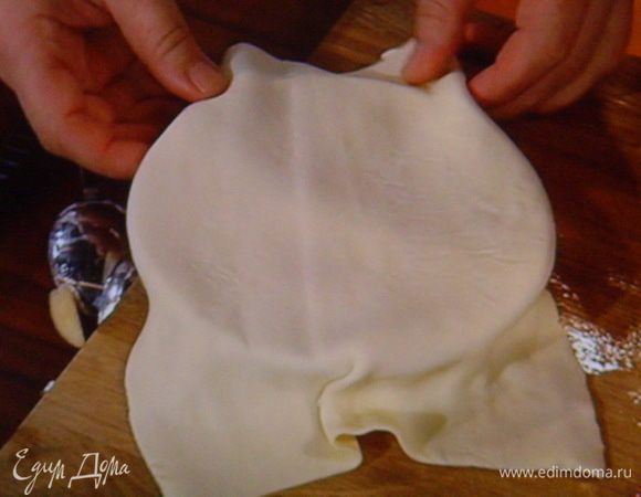 слоеное тесто выложить на формочку, поджать края по диаметру формы, лишние куски срезать.