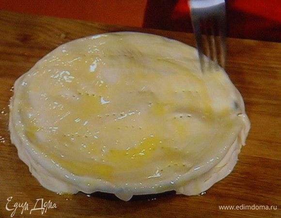 проколоть вилкой, для выхода пара, смазать яйцом.