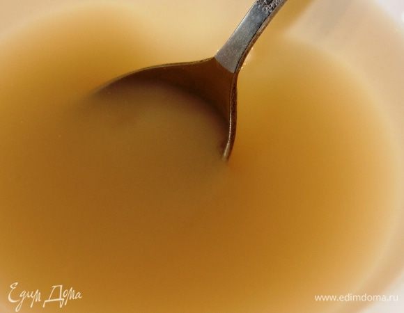 Агар-агар замочить в теплой воде (50 мл) минут на 15. Если используете желатин, то замочить его в холодной воде...эту воду впоследствии уже не использовать!