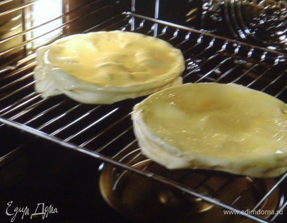 выпекать в разогретой духовке на решетке при 230 °( рекомендация на упаковке теста ) 20 - 30 мин.