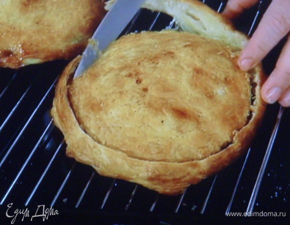 острым ножом срезать тесто по кругу формы.