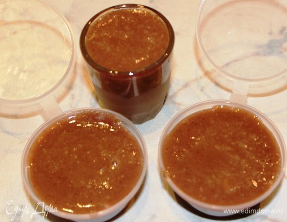 Полученную горячую смесь быстро разлить по формочкам и поставить в холодильник на 30-40 минут (время охлаждения зависит от размера форм). При использовании желатина время застывания десерта будет гораздо больше, как минимум, 1 час. Смесь с агар-агаром очень быстро застывает.