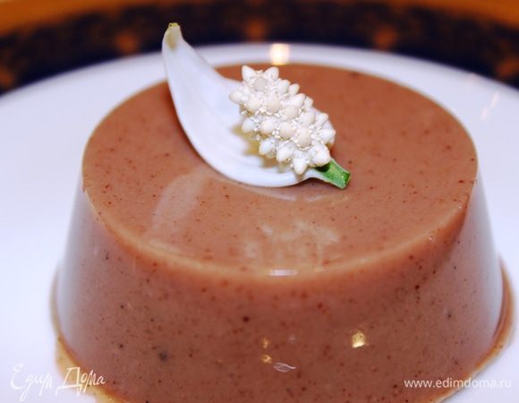 После этого выложить пудинг на сервировочную тарелку и подавать к столу. Десерт получается глянцевым, даже свое отражение можно увидеть))) По желанию украсить взбитыми сливками или сливочным соусом. Угощайтесь!