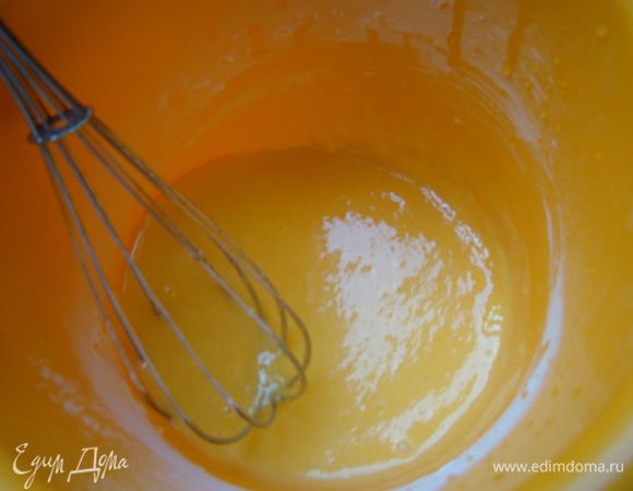Смешать желтки с сахаром, добавить  в молоко