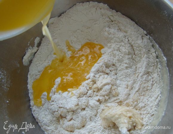 Вливаем масло, продолжаем замешивать тесто