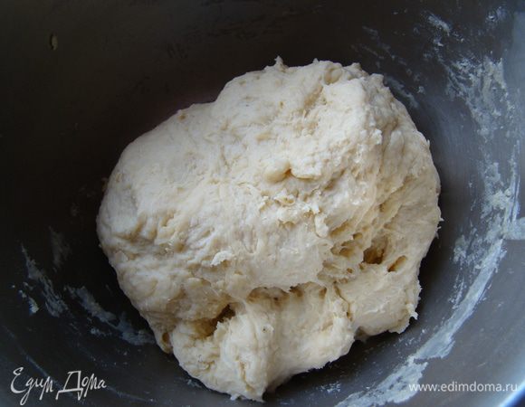 Оно может показаться вам слегка липким, но я бы не советовала добавлять муку сейчас. Накрываем тесто, ставим в теплое место на 30-40 минут