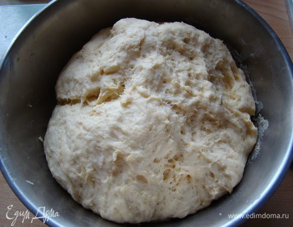 Первый раз тесто увеличивается вдвое. Обминаем, оставляем подходить