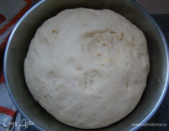 Мука постепенно набухает, тесто уже не кажется липким. Обминаем, оставляем подходить