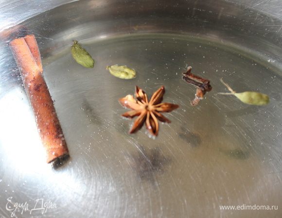 Сначала необходимо приготовить бульон. Для этого нагреть воду в широкой кастрюле с добавлением всех остальных ингредиентов (специй)...кипятить минут 5. Затем снять с огня и оставить минут на 15, чтобы бульон насытился всеми необыкновенными ароматами специй. Он приобретает не только аромат, но и красивый розовый цвет, который в дальнейшем немного окрашивает и сами меренги