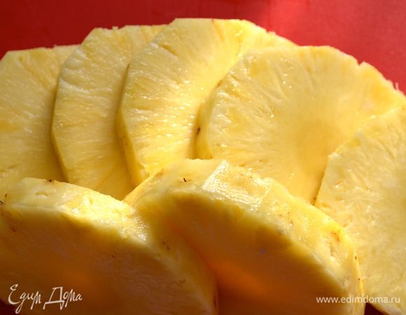 Ананас очистить, сердцевину не удалять и нарезать ломтиками толщиной с палец. Одинаковой толщины с кусками мяса... 